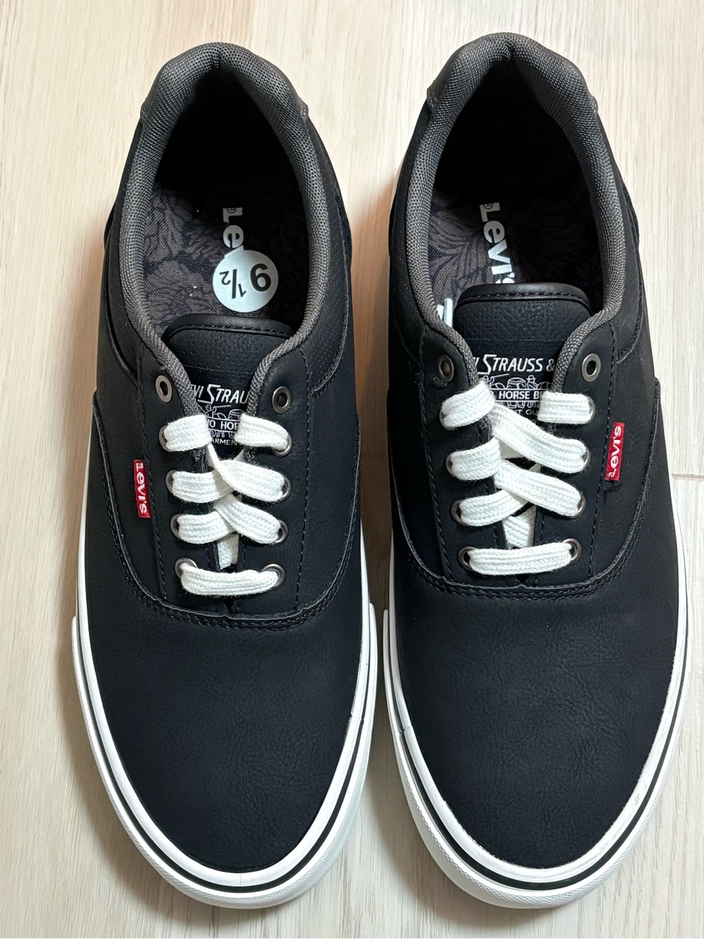 Levi's Men Sneakers Size 9.5 Black/White Lace Up Low Top Casual Shoe New No Box